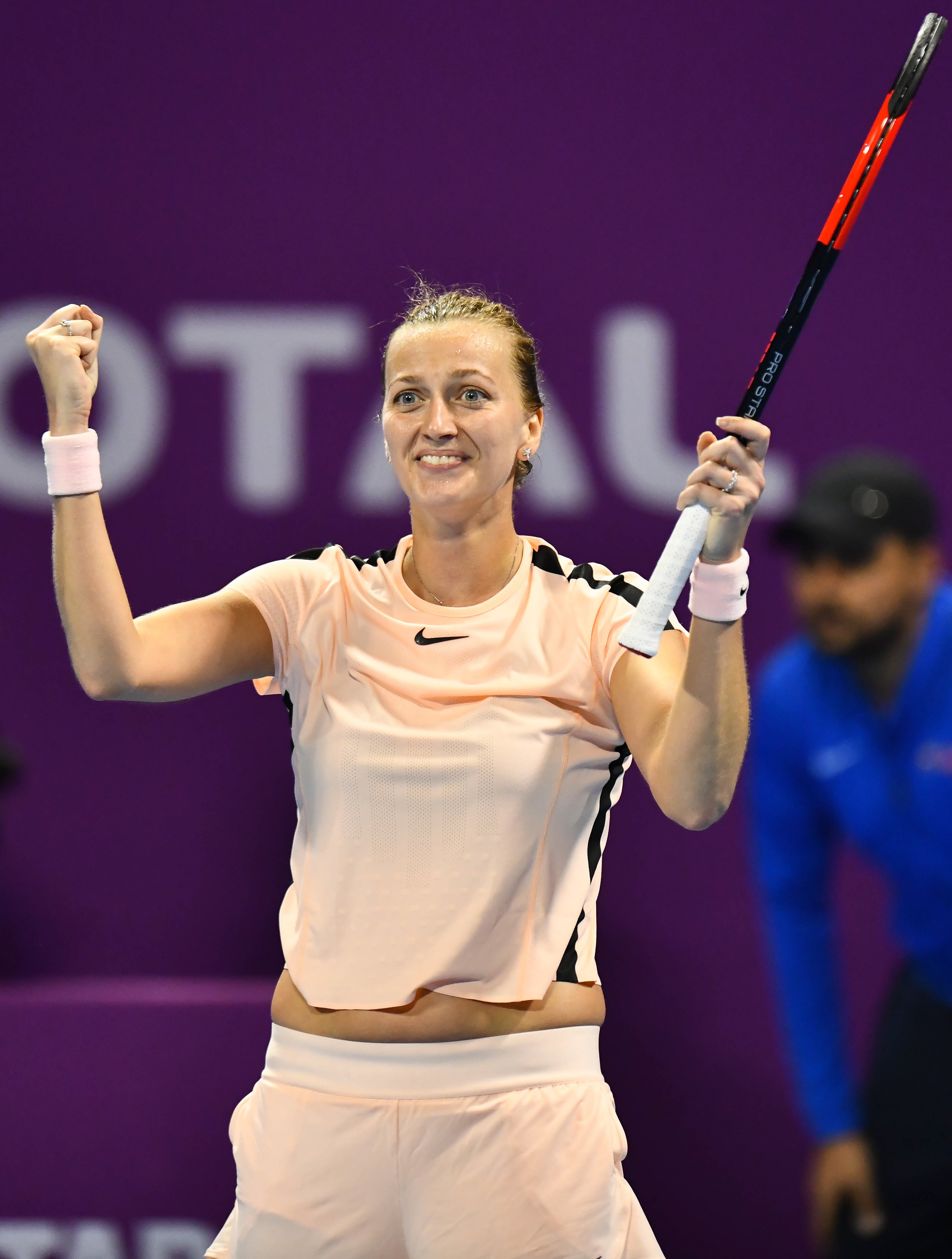 TK体育-科维托娃重返赛场，重返赛场首场状态出色，MAD观众沸腾！赛场气氛高涨(2025重返行动在线观看)